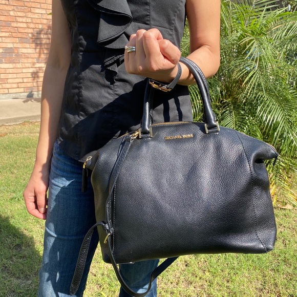 Michael Kors Handbags - Micheal Kors black pebble handbag.